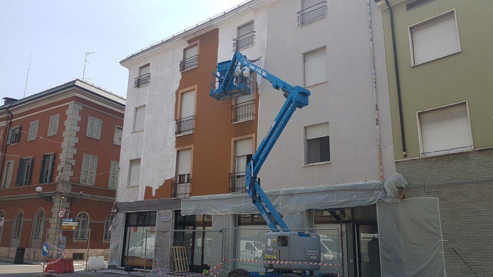 Tinteggiatura di muri esterni per restyling immobili a Reggio nell'Emilia