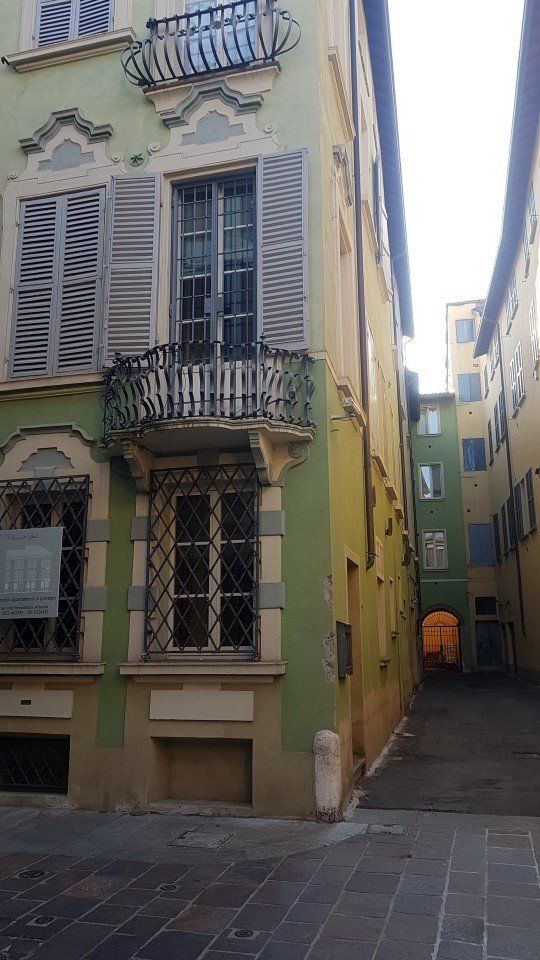 Tinteggiatura degli esterni di un palazzo