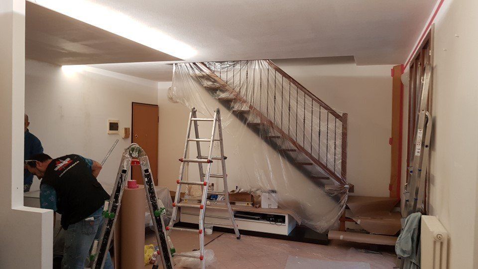 Tinteggiatura in corso di un seminterrato
