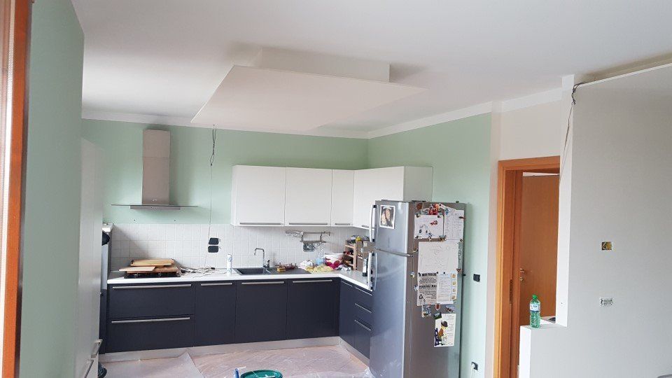 Lavori in corso per tinteggiatura della cucina con colore verde