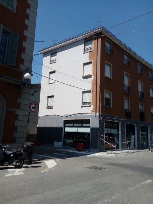 Lavori in corso per tinteggiatura di pareti esterne di un immobile