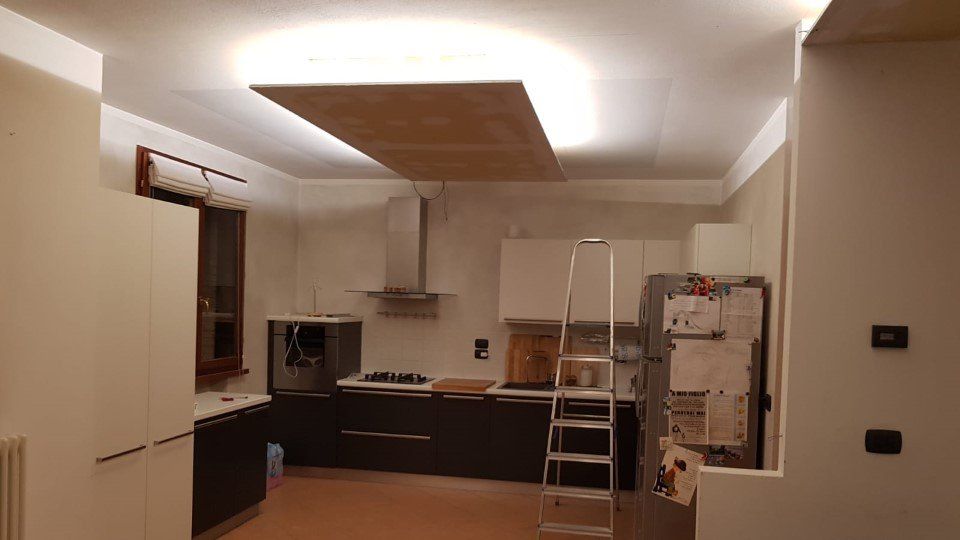 Lavori in corso per tinteggiatura personalizzata della cucina