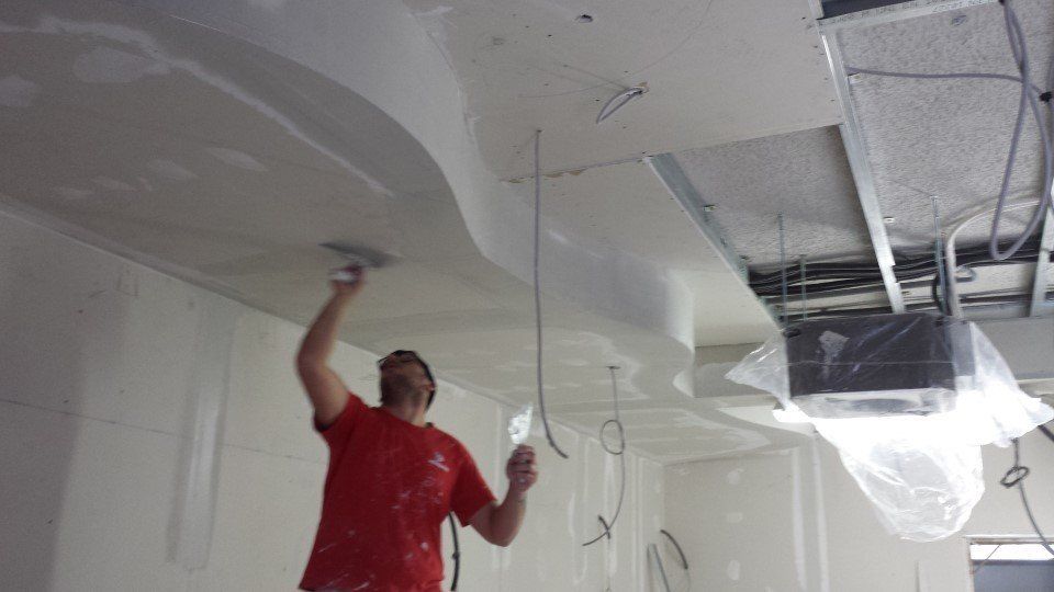 Lavori in corso per costruzione del controsoffitto