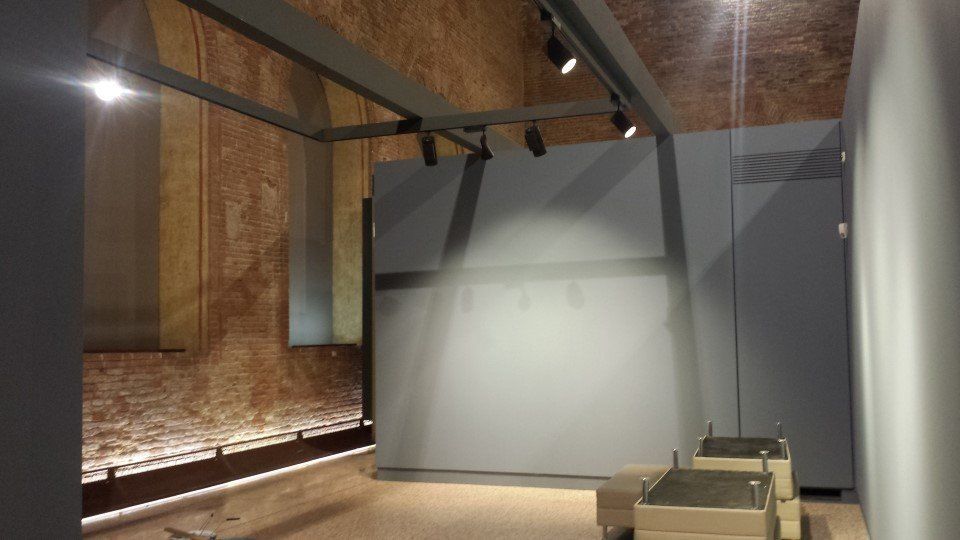 parete divisoria in mostra nello showroom