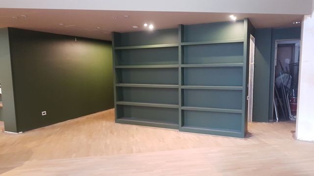 pavimento in legno a lavoro finito con verniciatura e levigatura