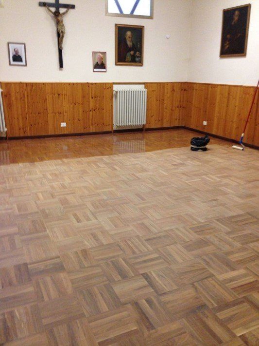 verniciatura di un pavimento in legno