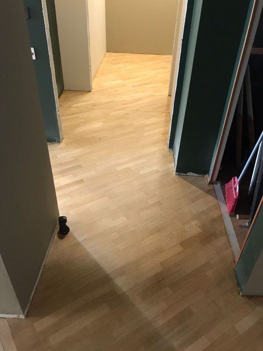 pavimento in legno dopo verniciatura e levigatura