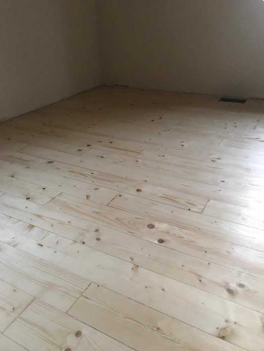 pavimento in legno levigato e verniciato