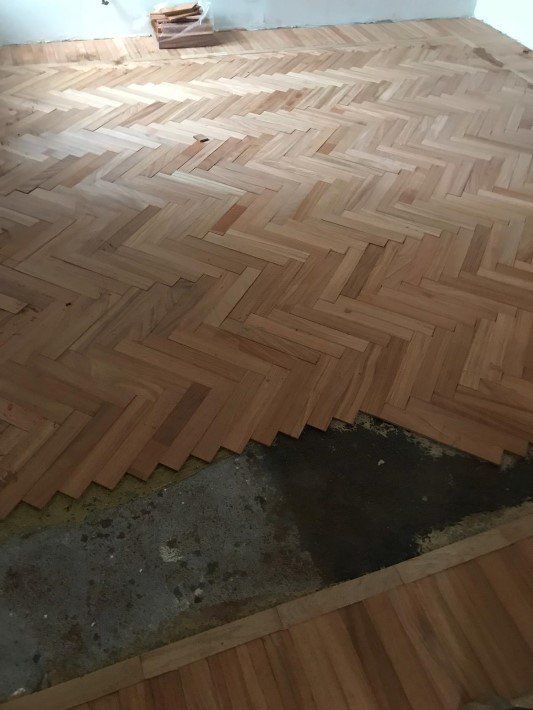 verniciatura di un pavimento in legno