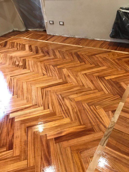 pavimento in legno verniciato e levigato