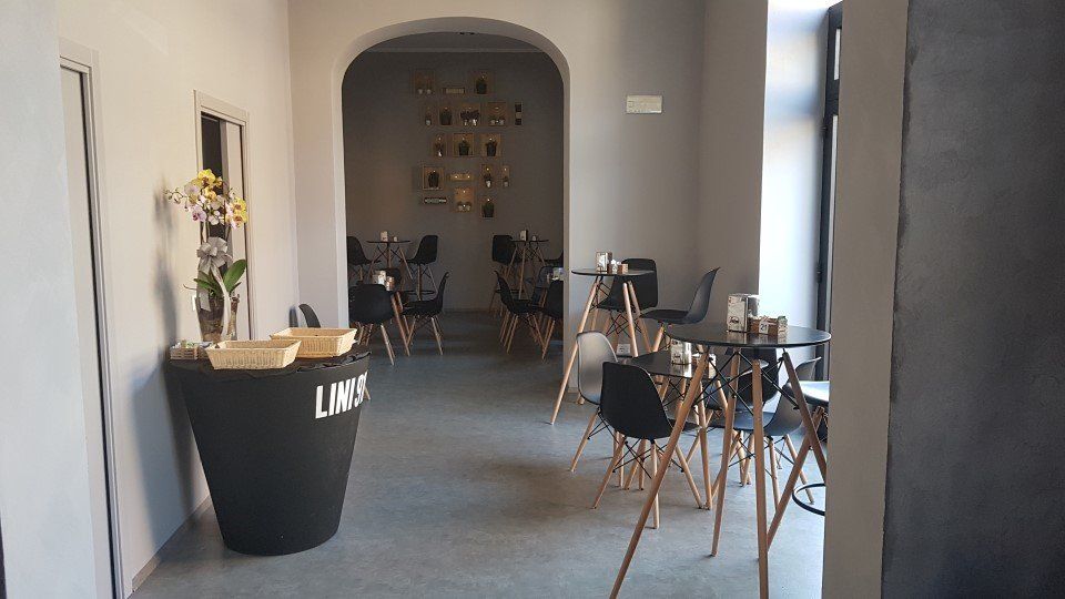 pavimento flottante in un bar