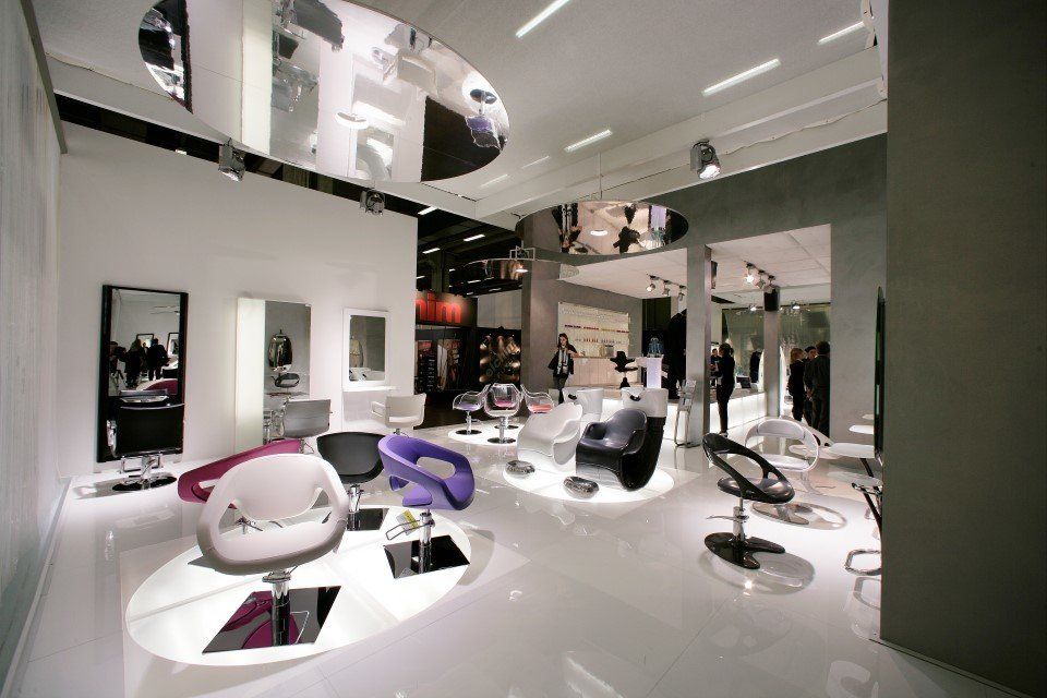 pavimento flottante in uno showroom di poltrone