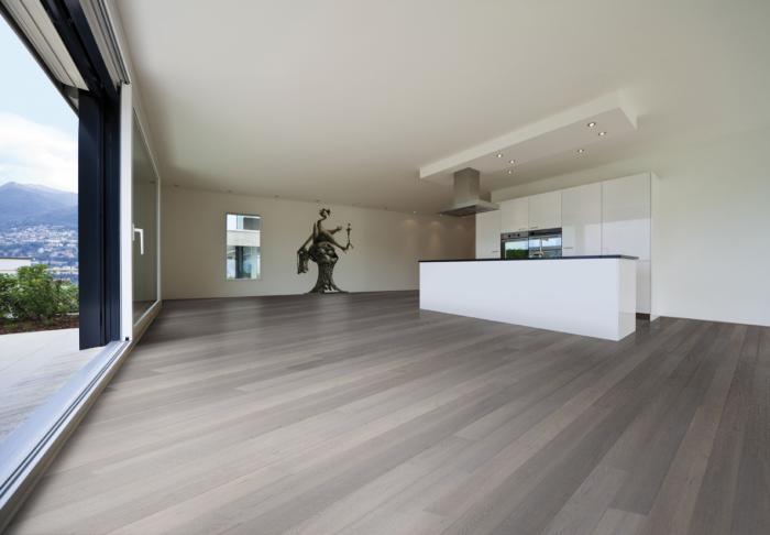 pavimento flottante effetto legno in un appartamento