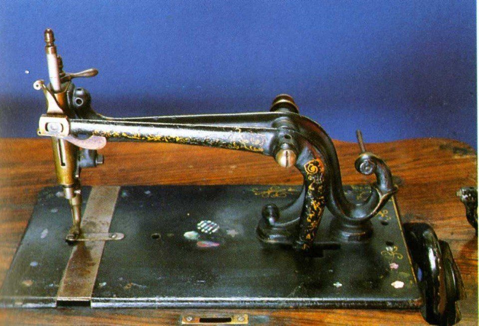 macchina per cucire modello retro 13