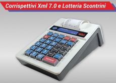 Registratore di cassa con tastiera blu e bianca, stampa di scontrini cartacei e barra superiore rossa e blu con la scritta 
