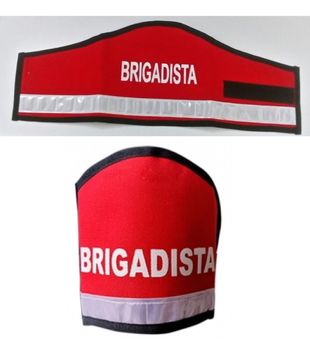 Chaleco de seguridad rojo de brigadista y brazalete a juego con franja plateada reflectante.