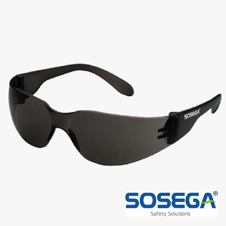 Gafas de seguridad envolventes negras con el logotipo de SOSEGA sobre fondo blanco.