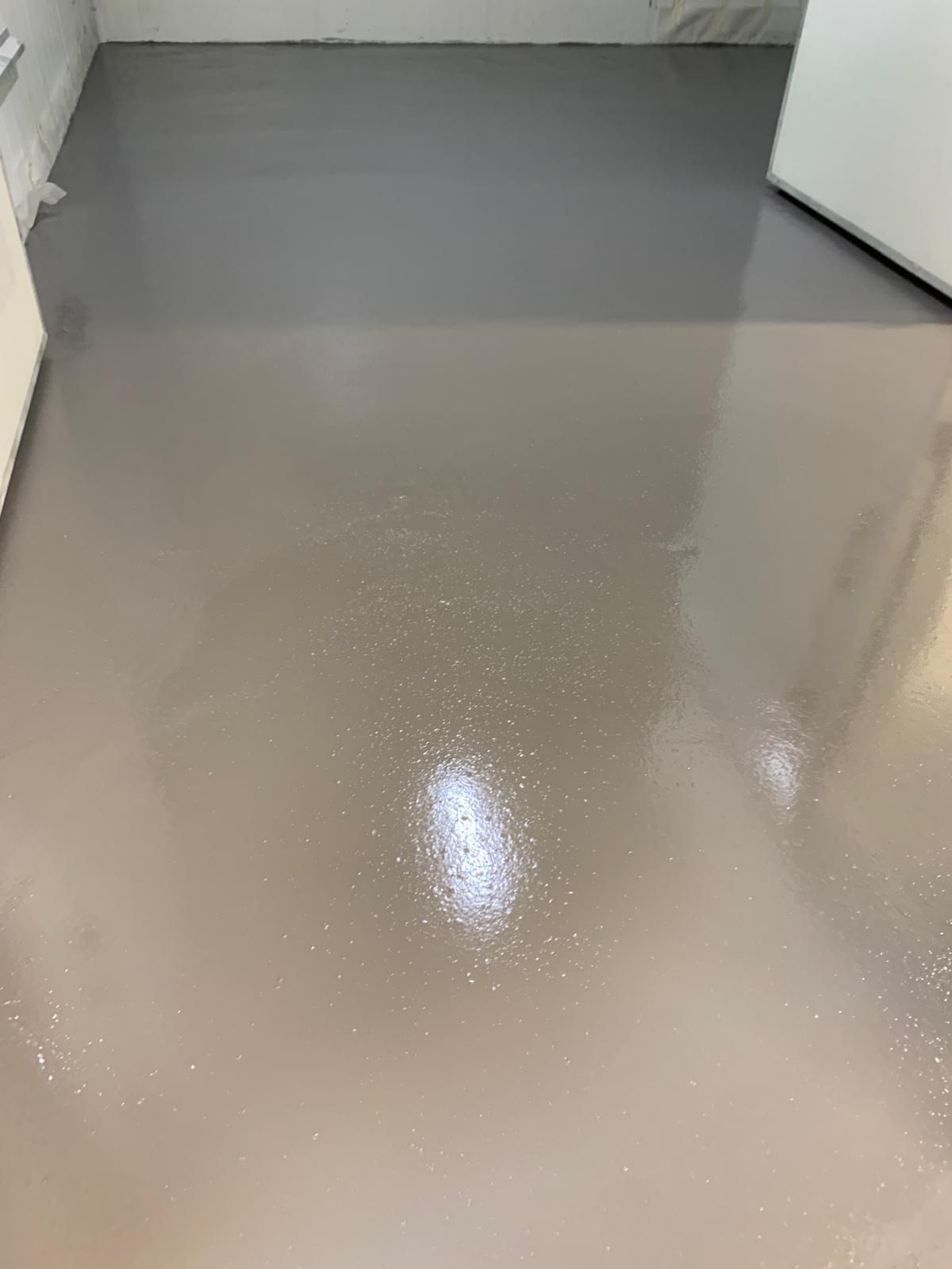 pavimento grigio in resina