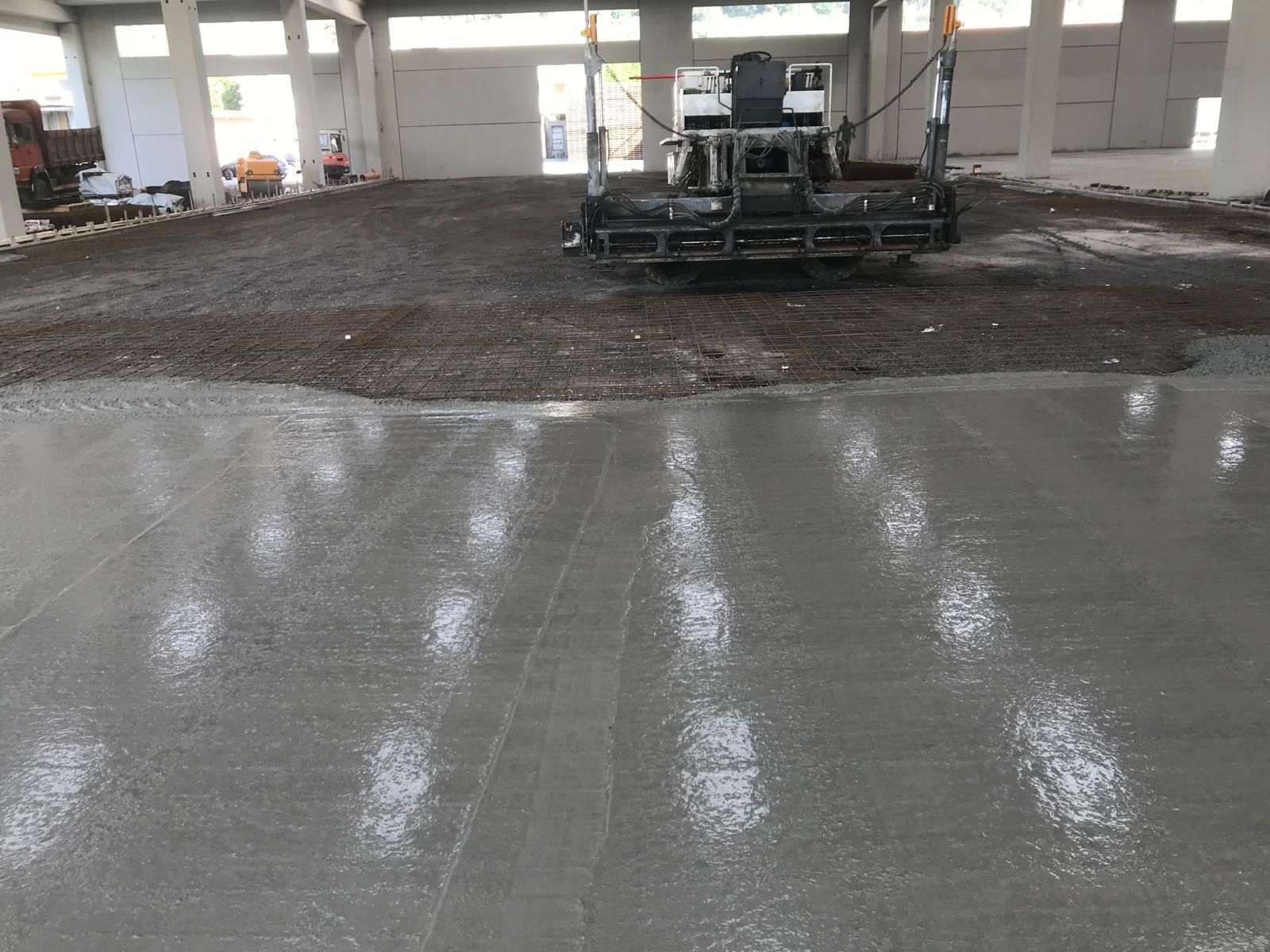 pavimento industriale grigio