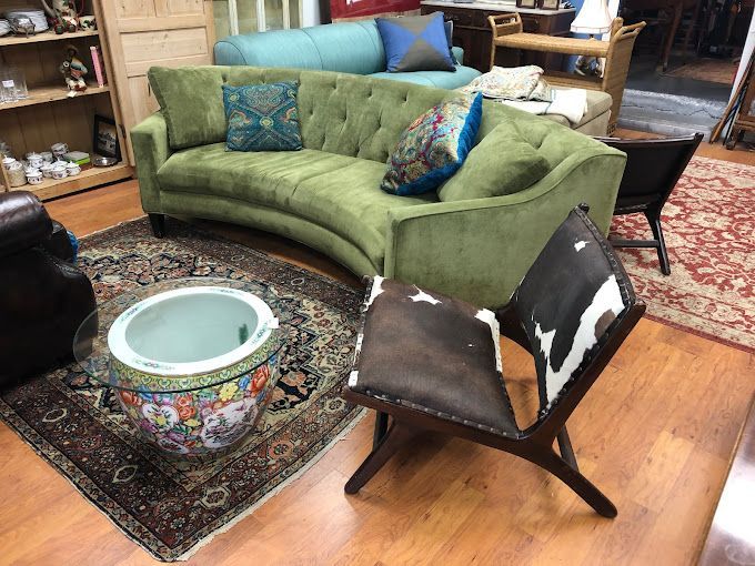 Two green chairs are sitting next to each other in a living room.