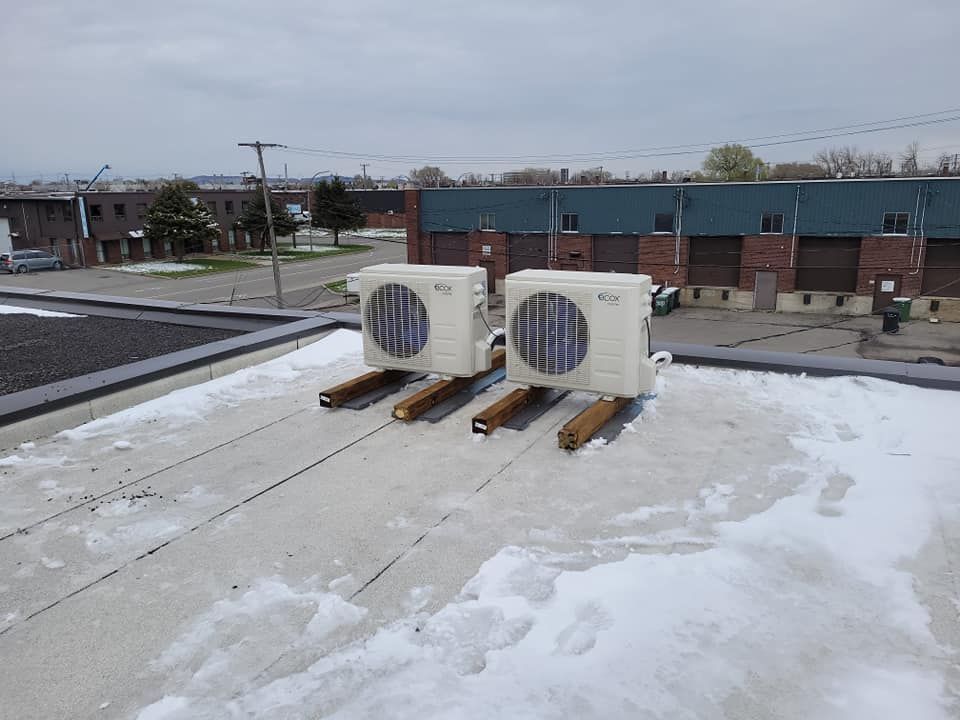 Image de substitution représentant une montagne et un soleil.