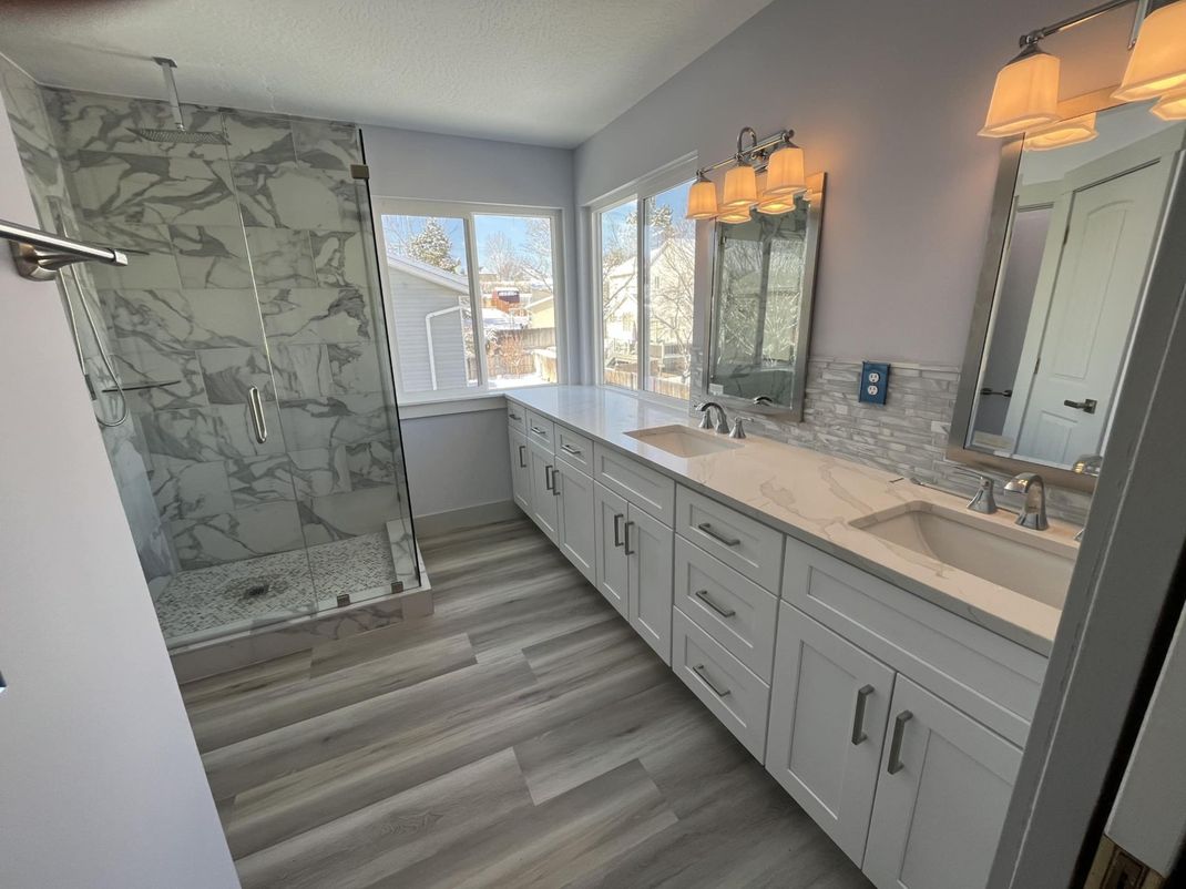 Light bathroom with marble finishes