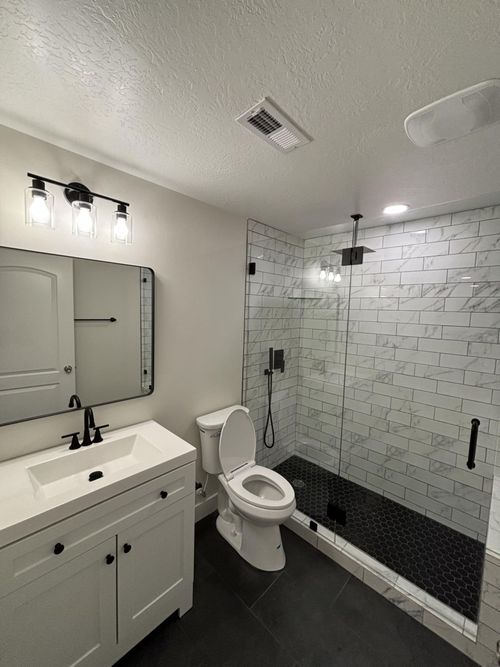 Bathroom with modern finishes