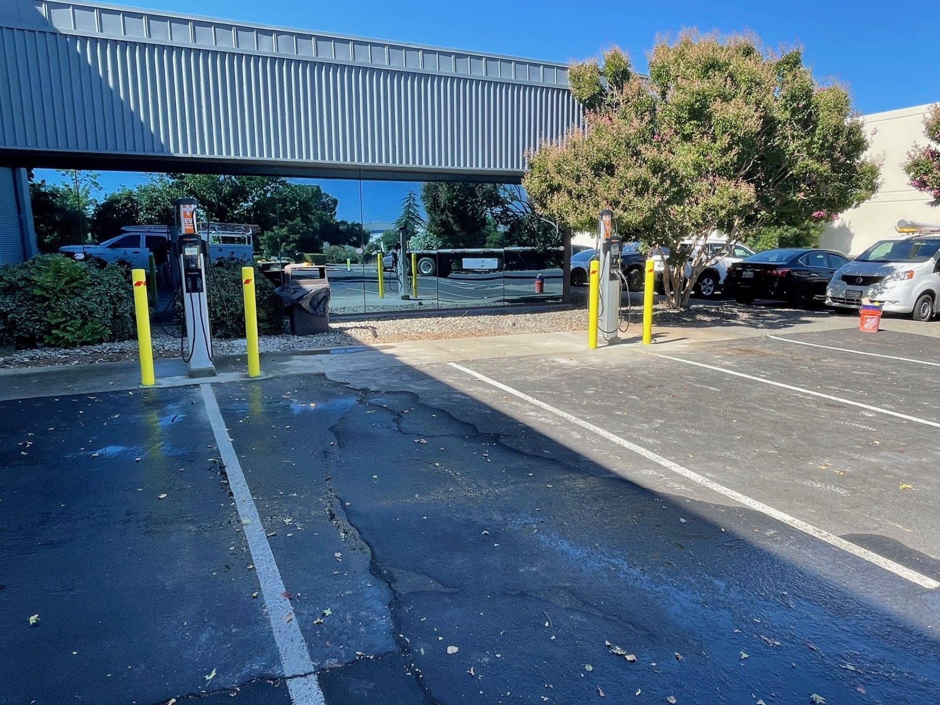 A parking lot with cars parked in front of a building.