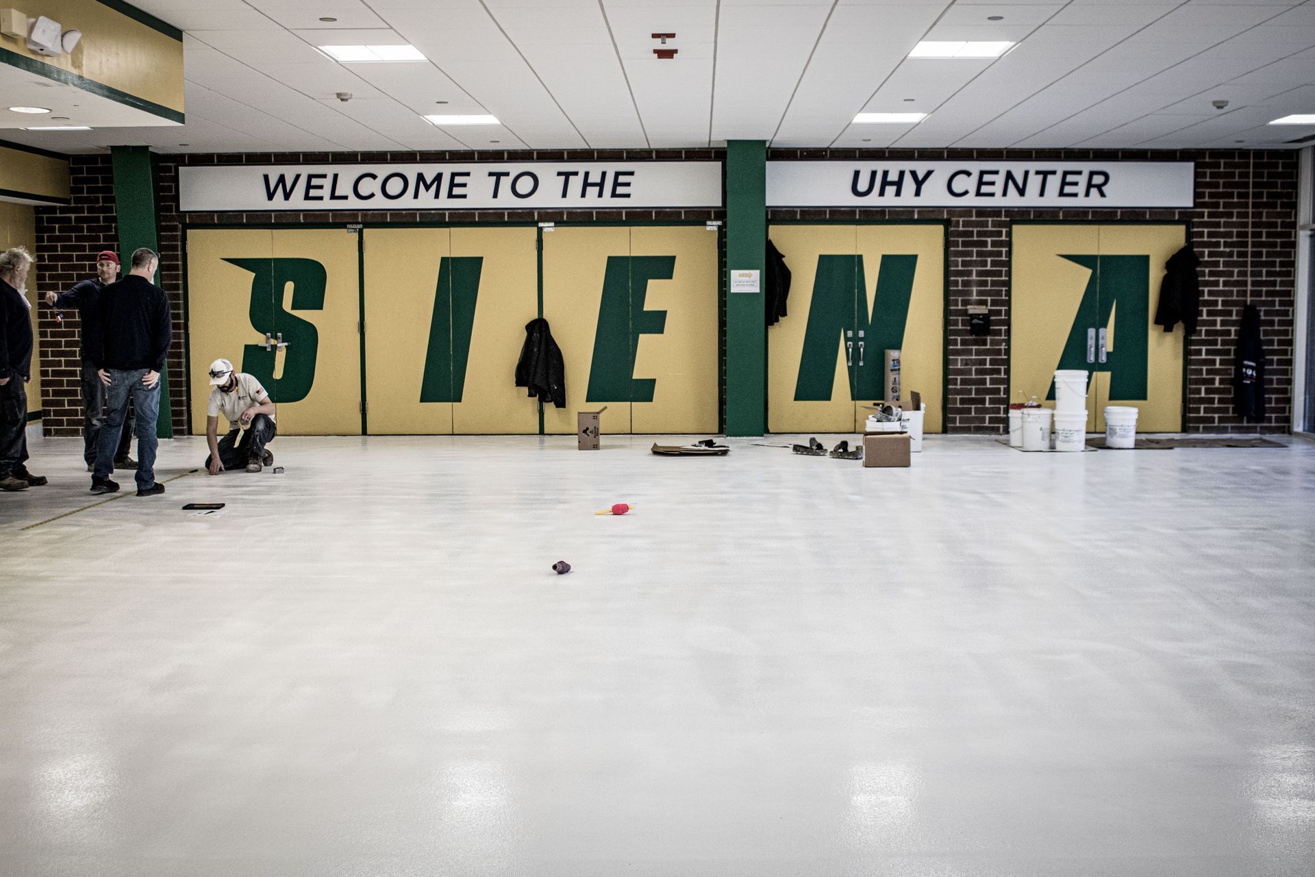 A sign that says welcome to the sienna uhy center