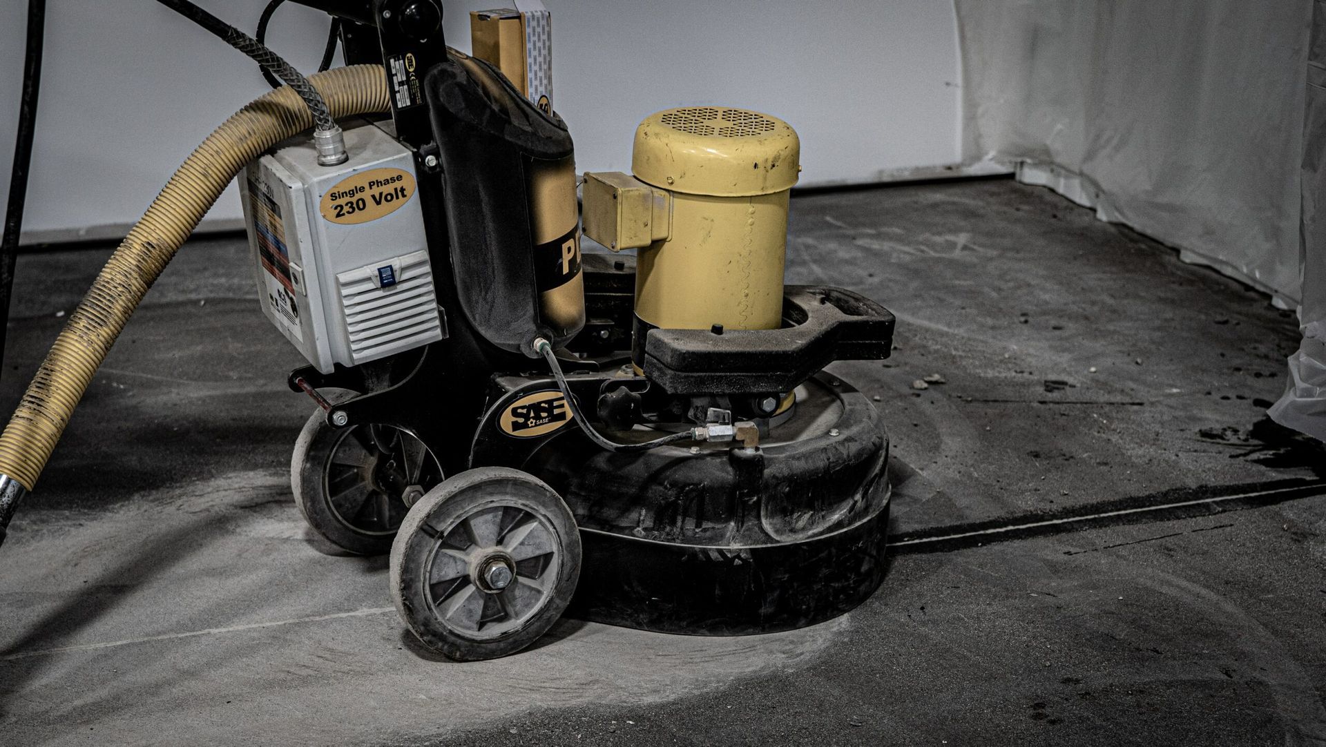 A machine is sitting on a concrete floor in a garage.