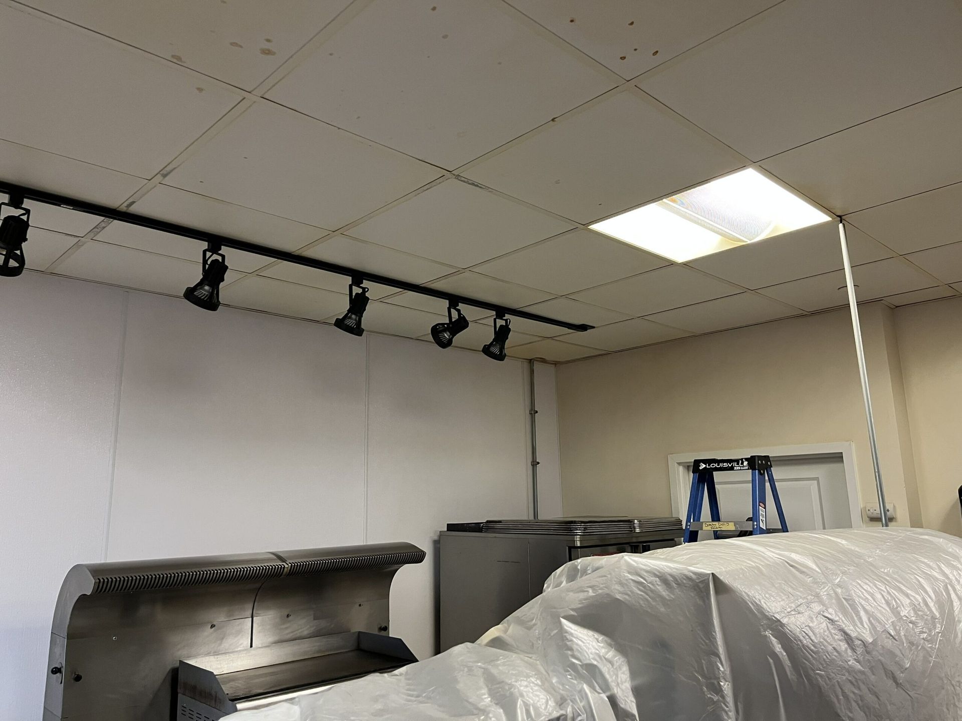 A room with a ceiling that has a lot of lights on it