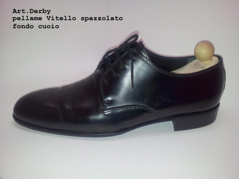 classico modello di scarpa per uomo in cuoio