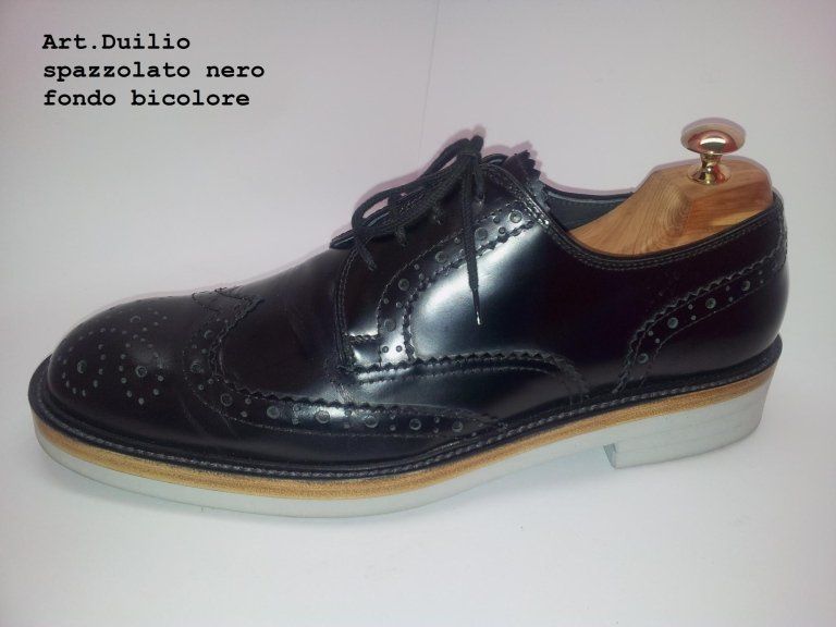 scarpa in cuoio modello uomo con decorazioni