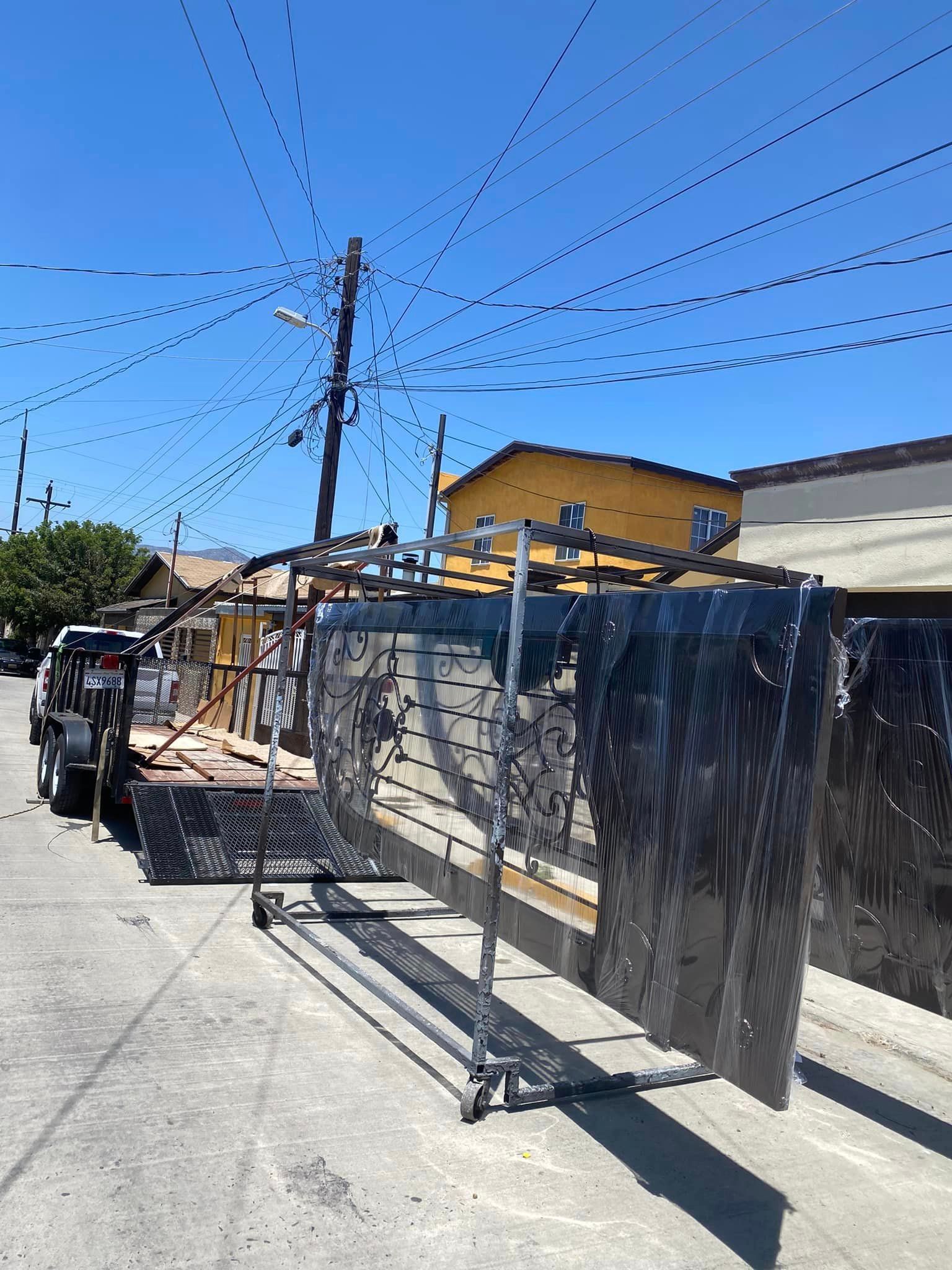 Un gran trozo de metal está al costado de la carretera.