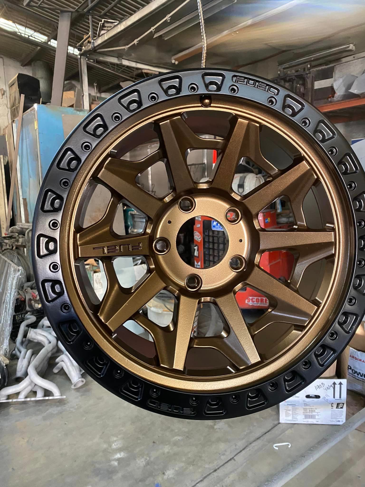 Un primer plano de una rueda que cuelga del techo en un garaje.