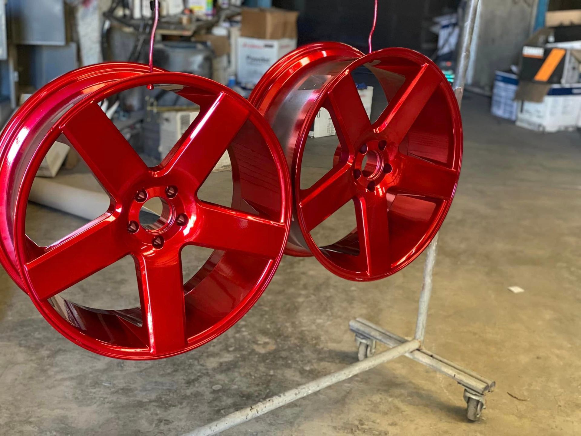Dos ruedas rojas están encima de un carro.