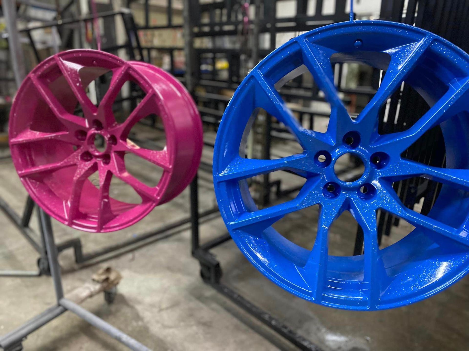 Dos ruedas rosas y azules están colocadas sobre una rejilla.