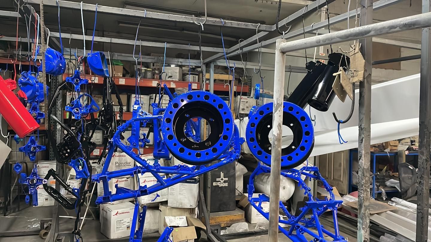 Un almacén lleno de muchos objetos azules y negros.