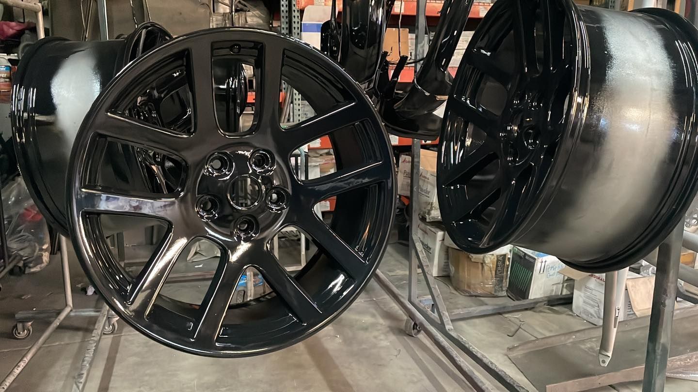 Un par de ruedas negras encima de una mesa.