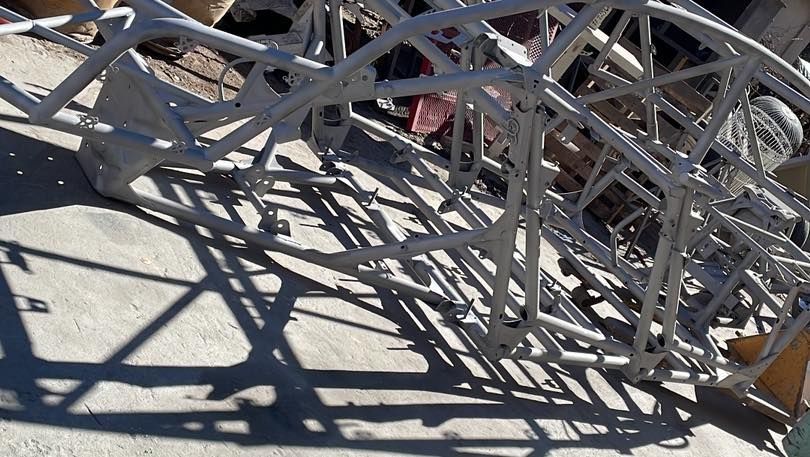 Un montón de marcos de metal están sentados en el suelo