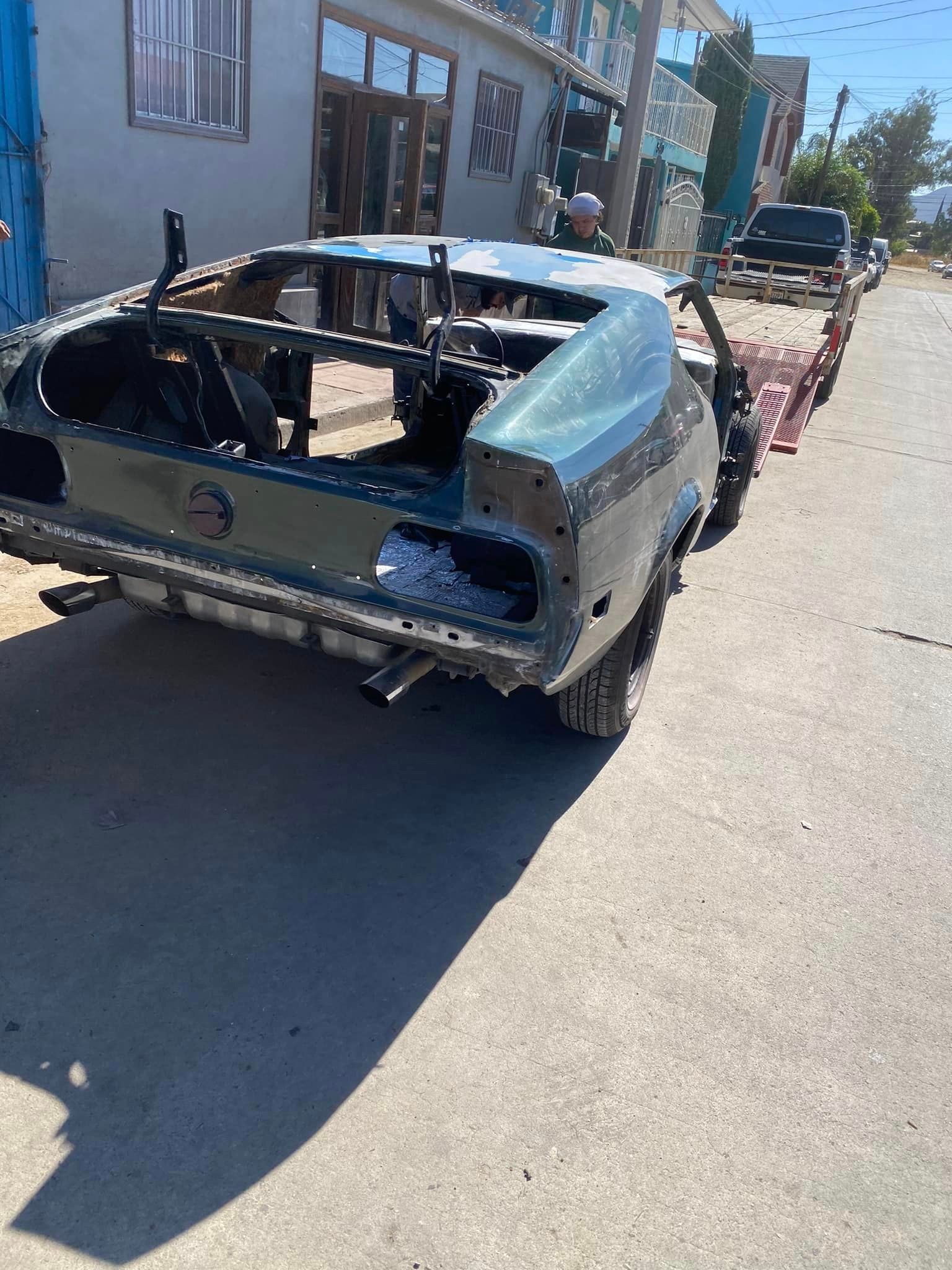 Un coche averiado está estacionado al costado de la carretera.