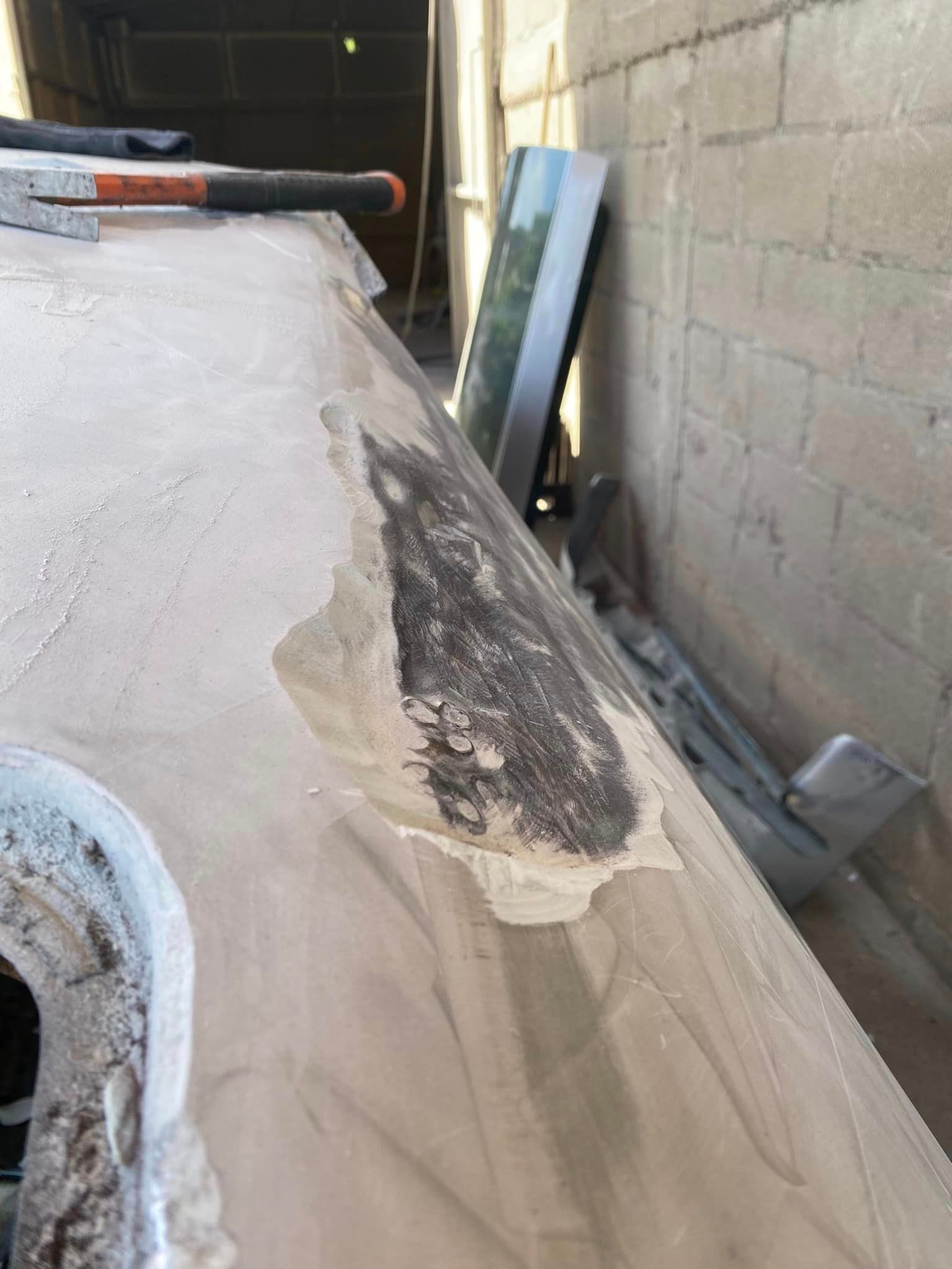 Un primer plano de un trozo de madera con un agujero.