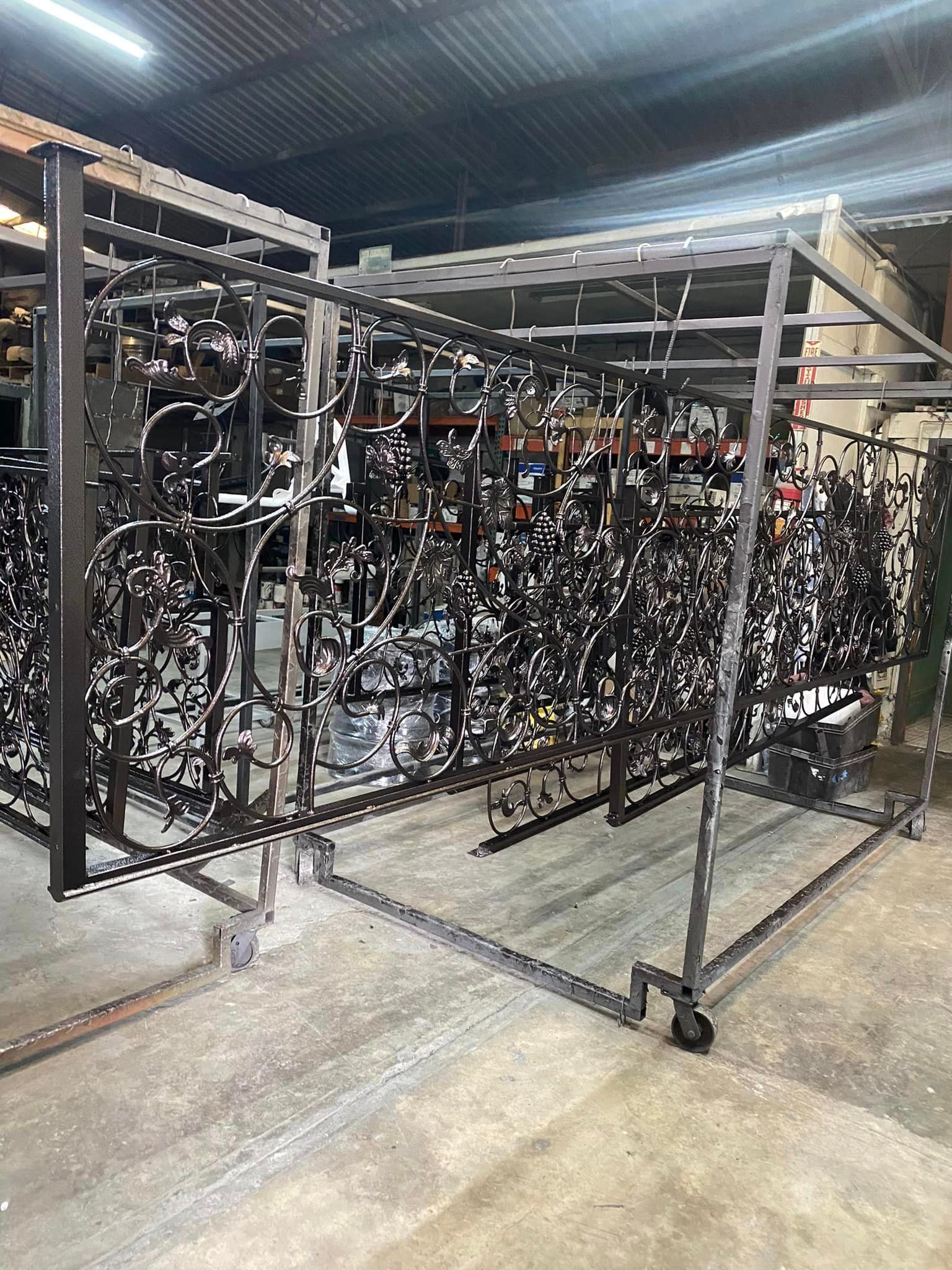 Un gran almacén lleno de muchas piezas de metal.