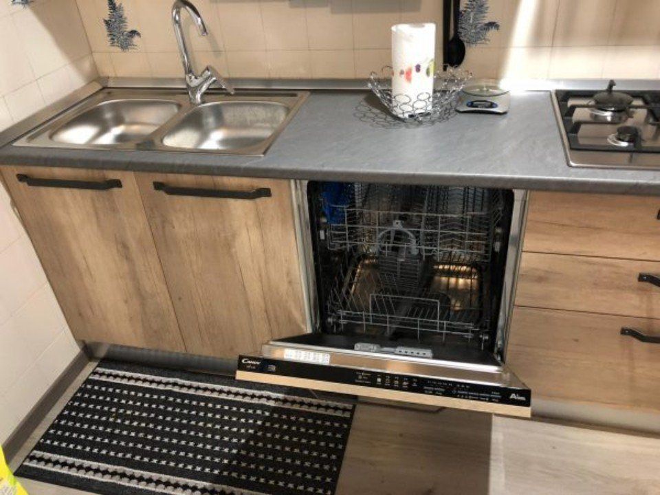 Cucina con lavastoviglie