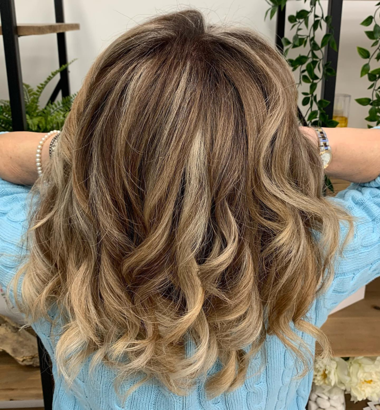 Tavolo del ristorante apparecchiato con bicchieri e vista dalla finestra, un quadro con tre vecchie foto sulla parete.