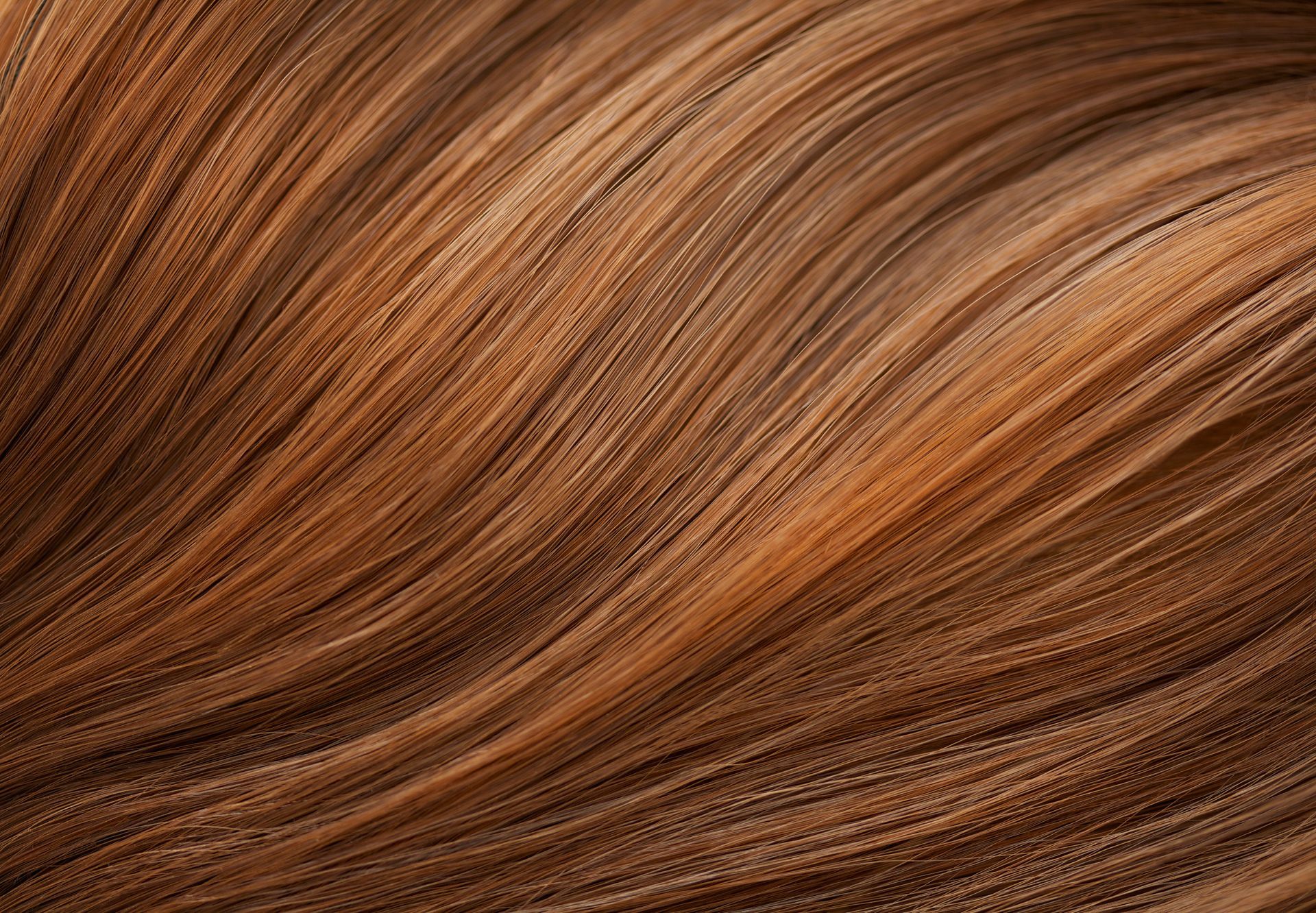 Tavolo del ristorante apparecchiato con bicchieri e vista dalla finestra, un quadro con tre vecchie foto sulla parete.