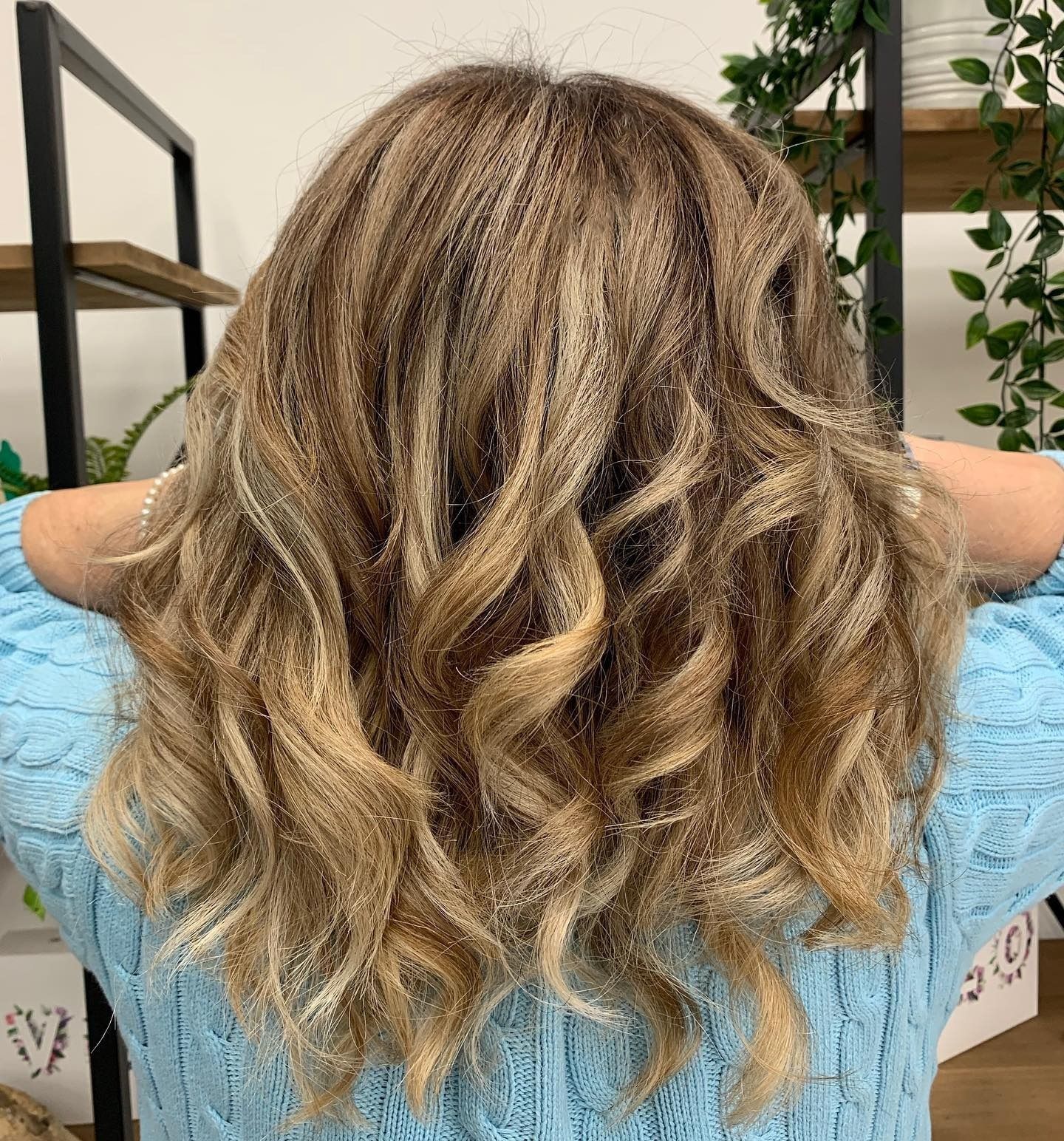 Tavolo del ristorante apparecchiato con bicchieri e vista dalla finestra, un quadro con tre vecchie foto sulla parete.