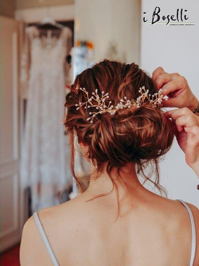 Tagliere di salumi su un tavolo con vista sulle montagne, sole splendente e cielo azzurro.