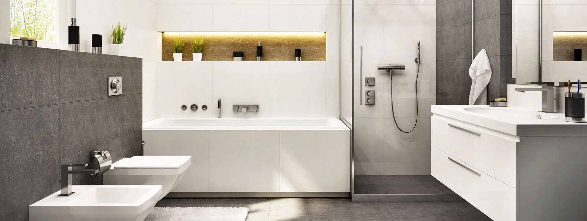 Salle de bain moderne avec baignoire, bidet et meuble-lavabo blancs. Des touches de gris et une fenêtre apportent de la lumière.