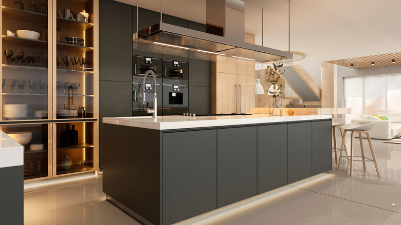 Cuisine moderne avec armoires gris foncé, îlot et étagères en bois clair.